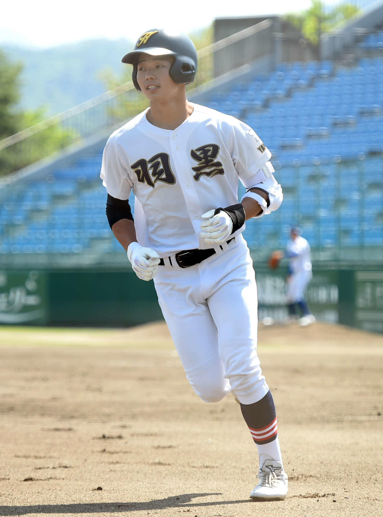 1回、左越え3点本塁打を放ち、ベンチに戻る羽黒・鈴木響