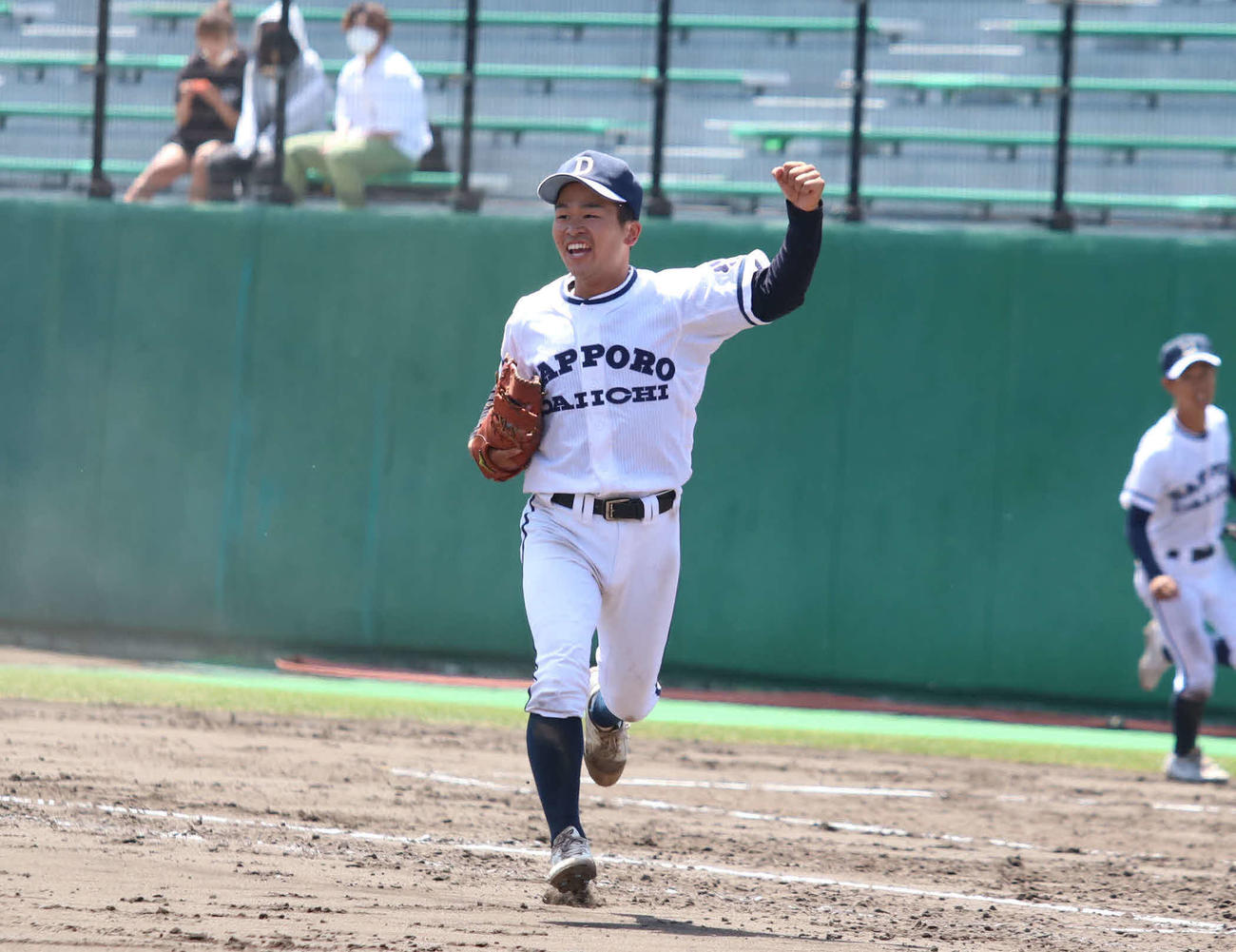 札幌第一対北照　優勝を決め、ガッツポーズし喜ぶ札幌第一・渥美（撮影・山崎純一）