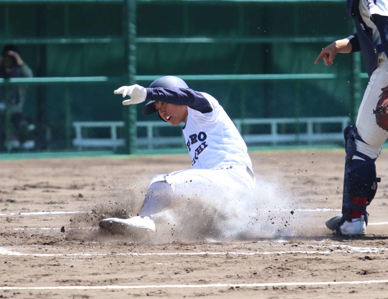 札幌第一対北照　2回表札幌第一1死一、二塁から渥美の左前適時打で先制の生還を果たす田中佑（撮影・山崎純一）