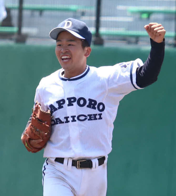 札幌第一対北照　優勝を決め、ガッツポーズし喜ぶ札幌第一・渥美（撮影・山崎純一）