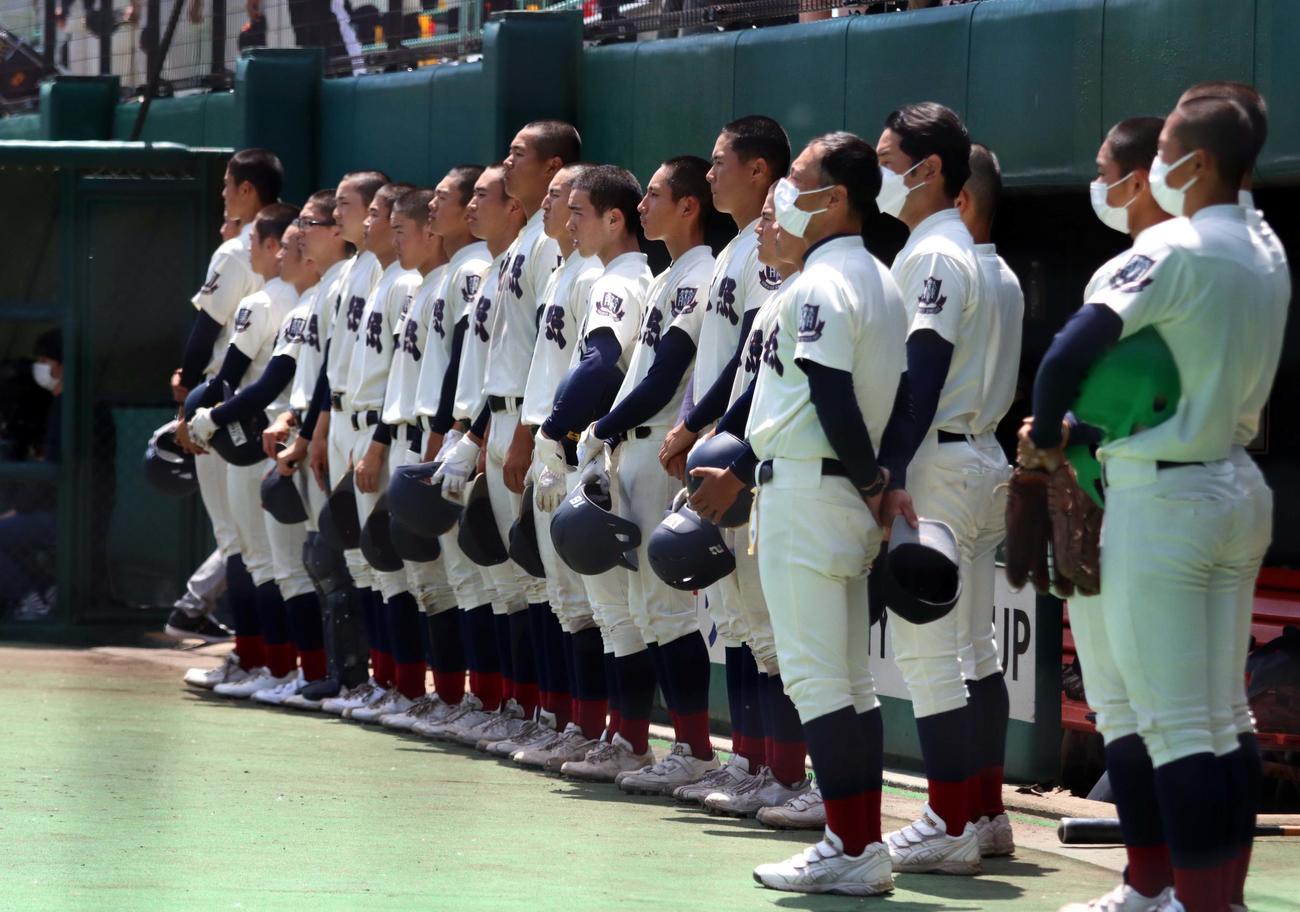 札幌第一対北照　8年ぶりの優勝を逃しベンチ前に整列する北照の選手たち（撮影・永野高輔）