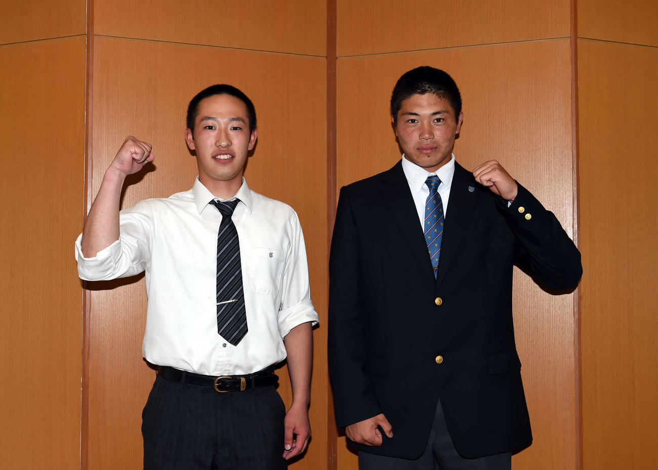 東北大会に向け、気持ちを引き締めた東北・千葉マネジャー（左）と仙台育英・佐藤主将
