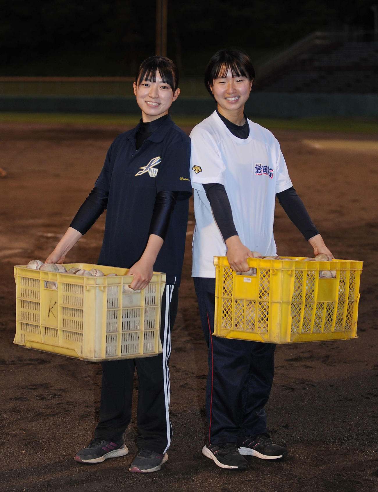 大量のボールを運ぶ磐田北マネジャーの松島（左）と鈴木