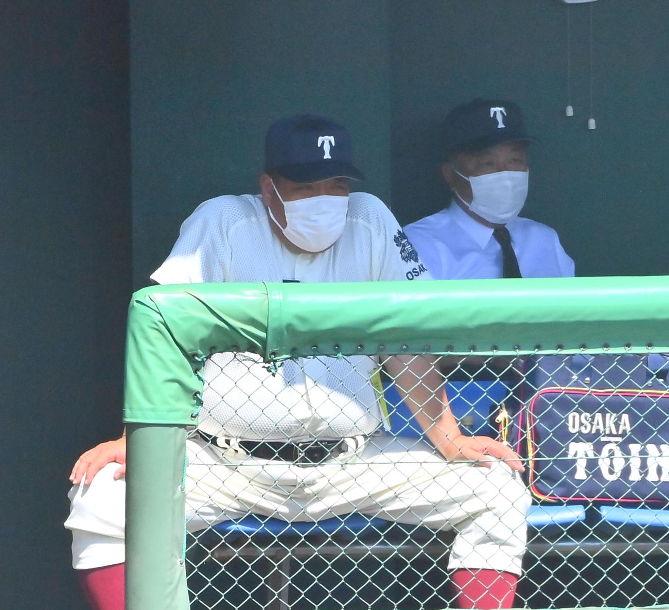 智弁和歌山対大阪桐蔭　ベンチから試合を見つめる大阪桐蔭・西谷監督（2022年5月29日撮影）