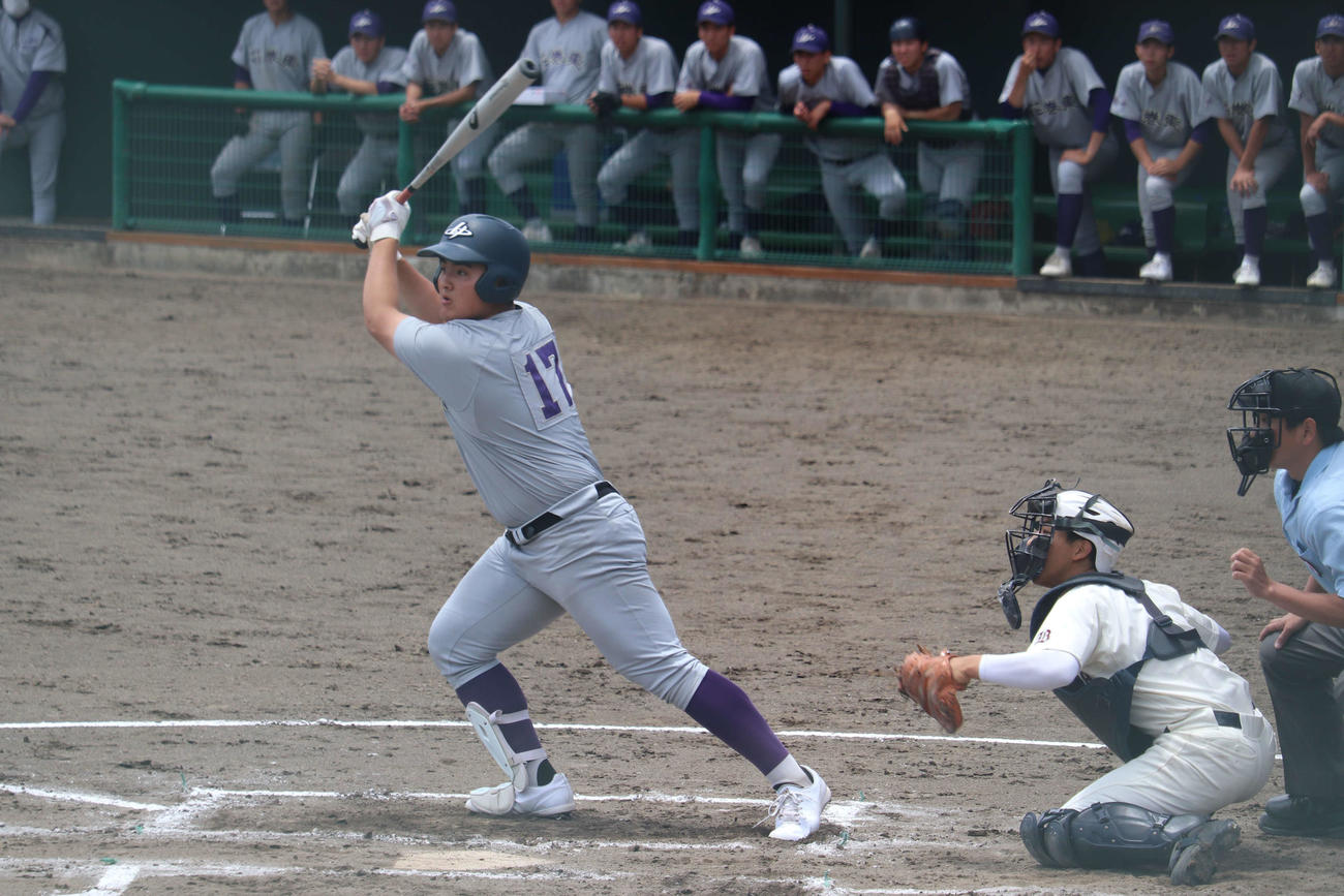 1回、1死、三塁からレフト線を破る適時二塁打を放つ花巻東・佐々木麟太郎（撮影・保坂淑子）