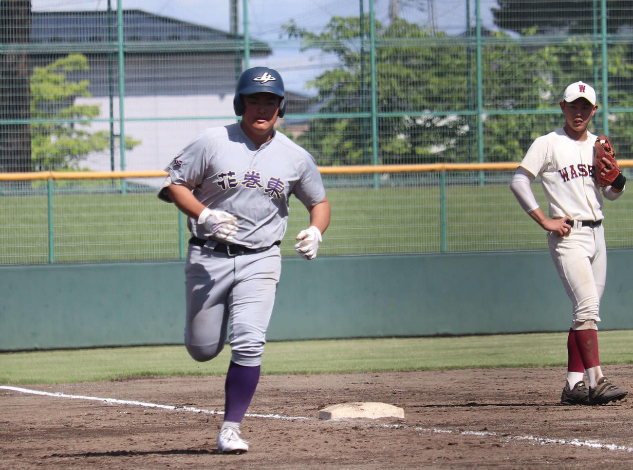 練習試合早実対花巻東　2試合目の4回、1死から右越えソロ本塁打を放ち、ベースを回る花巻東・佐々木麟太郎（撮影・保坂淑子）