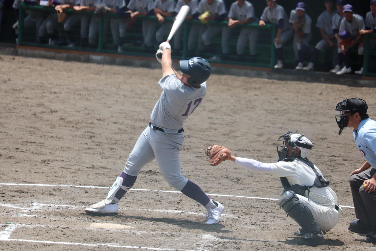 練習試合早実対花巻東　本塁打を含む2安打1打点の活躍を見せた花巻東・佐々木麟太郎のスイング（撮影・保坂淑子）