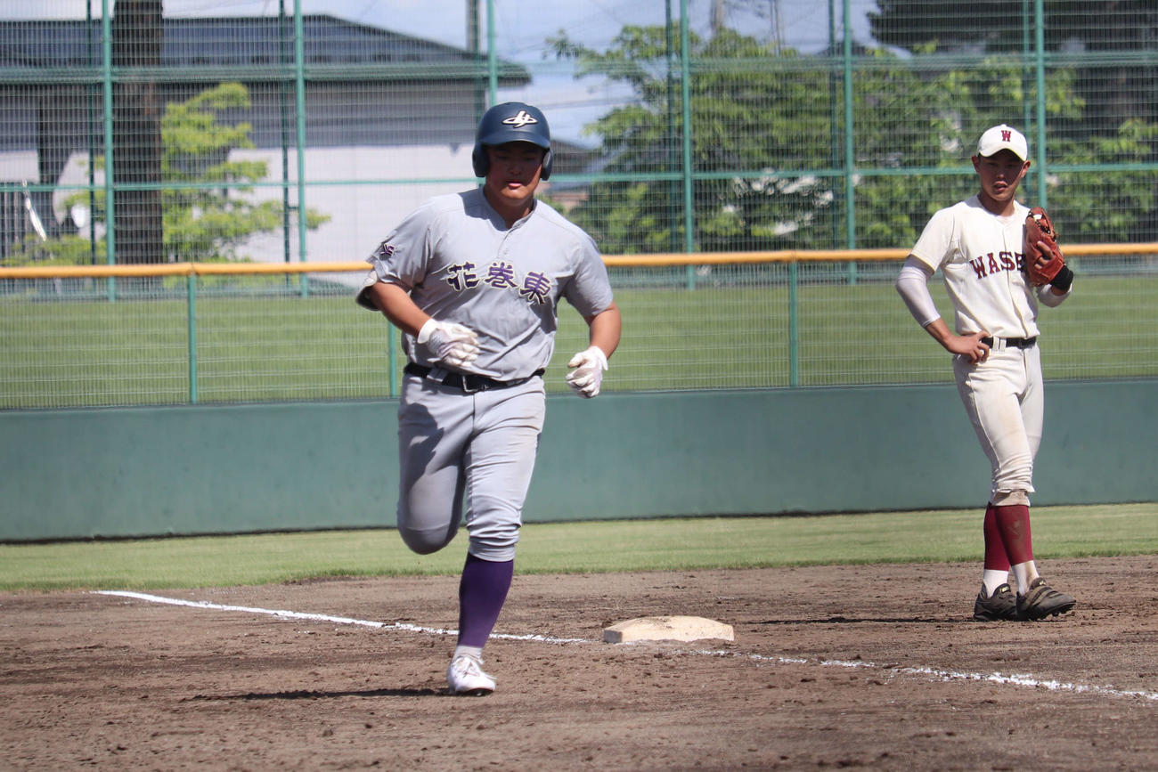 早実－花巻東、練習試合で、4回1死から右越えソロ本塁打を放ち、ダイヤモンドを回る花巻東・佐々木麟（撮影・保坂淑子）