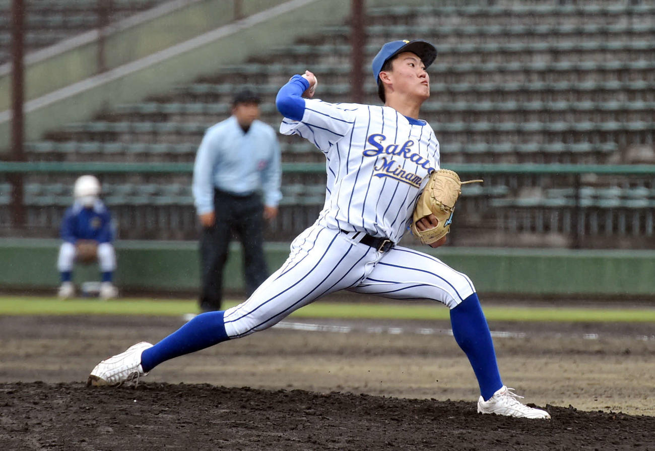 秋田商対酒田南　雨天の中、力投する酒田南・田村（撮影・相沢孔志）