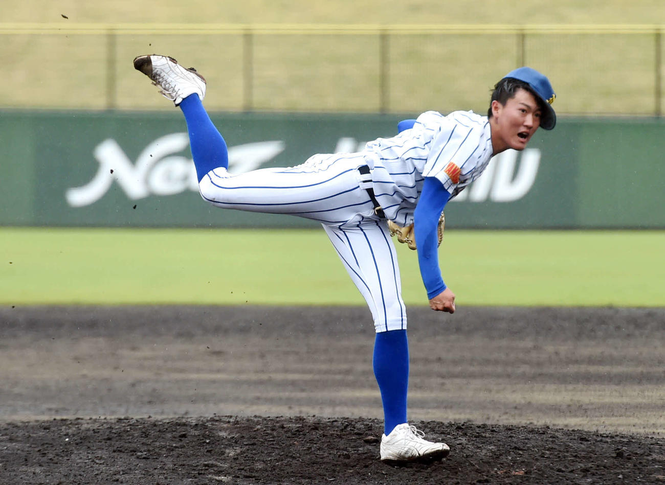 秋田商対酒田南　6回から救援登板し気迫の表情を見せる酒田南・田村（撮影・相沢孔志）