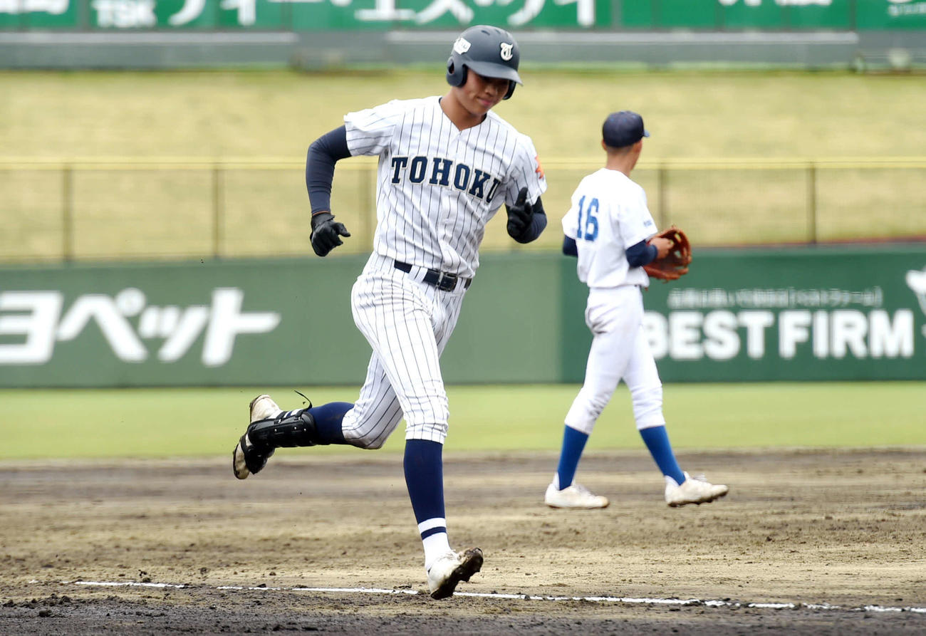 東北対光南　3回表東北無死一塁、左越え2点本塁打を放ち、ダイヤモンドを1周する伊藤（撮影・相沢孔志）