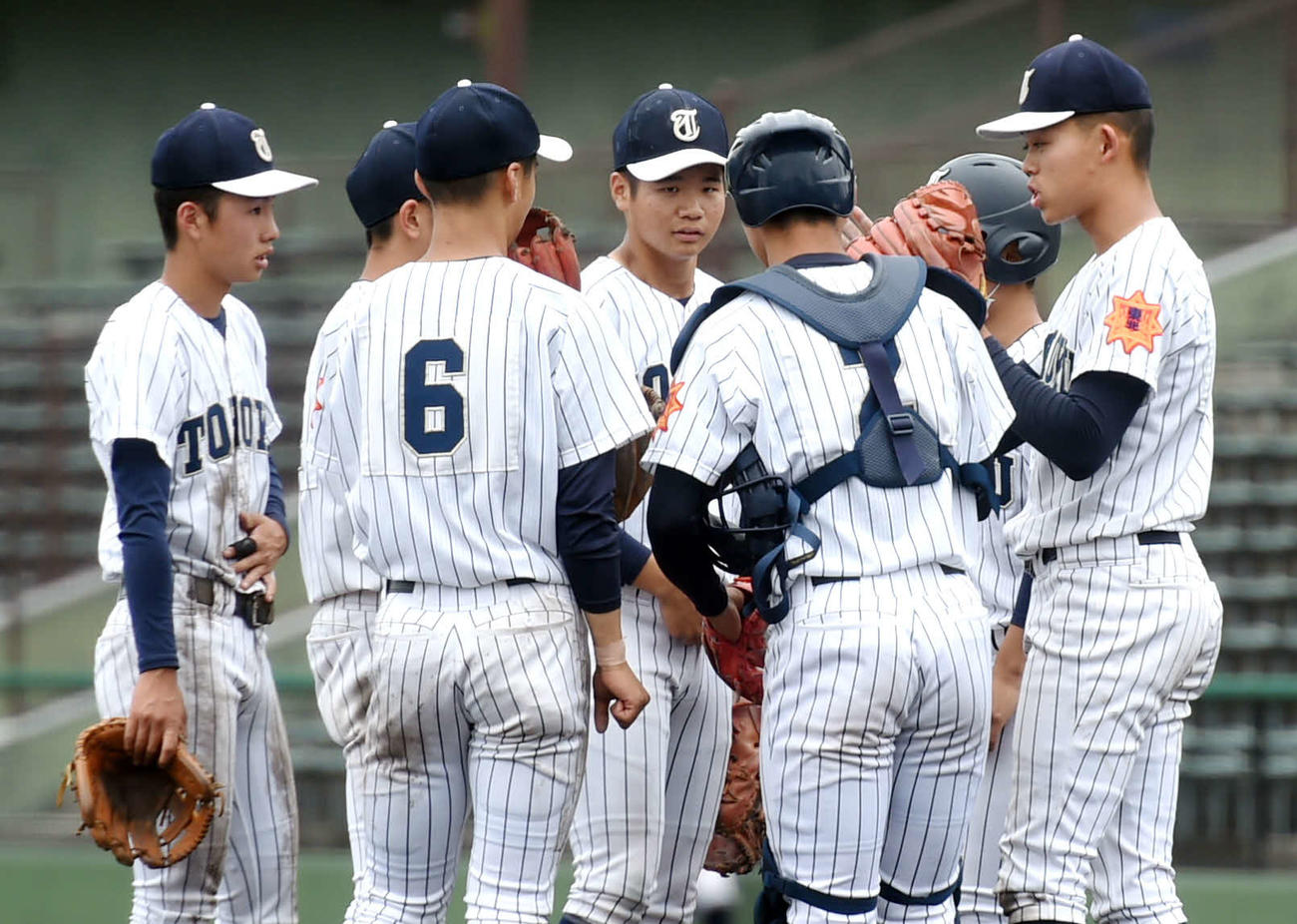 東北対光南　4回、守備のタイムでプレーの確認をする東北ナイン（撮影・相沢孔志）