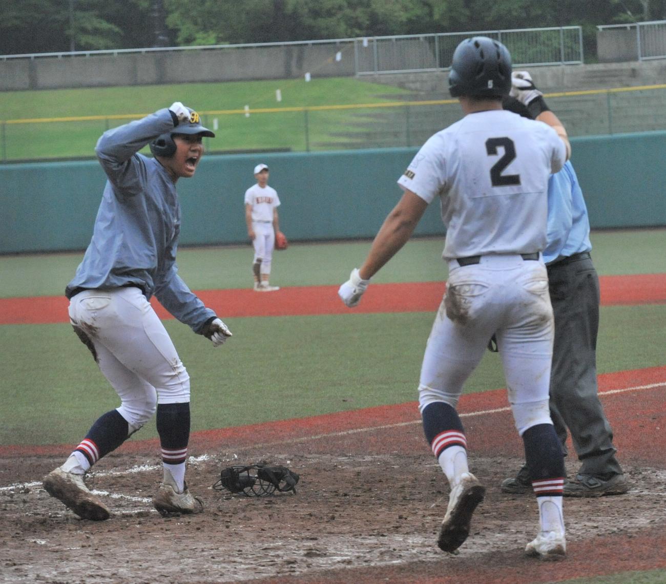久慈対羽黒　9回裏羽黒無死満塁、サヨナラのホームに生還しガッツポーズする本間（左）と川田（撮影・佐藤究）
