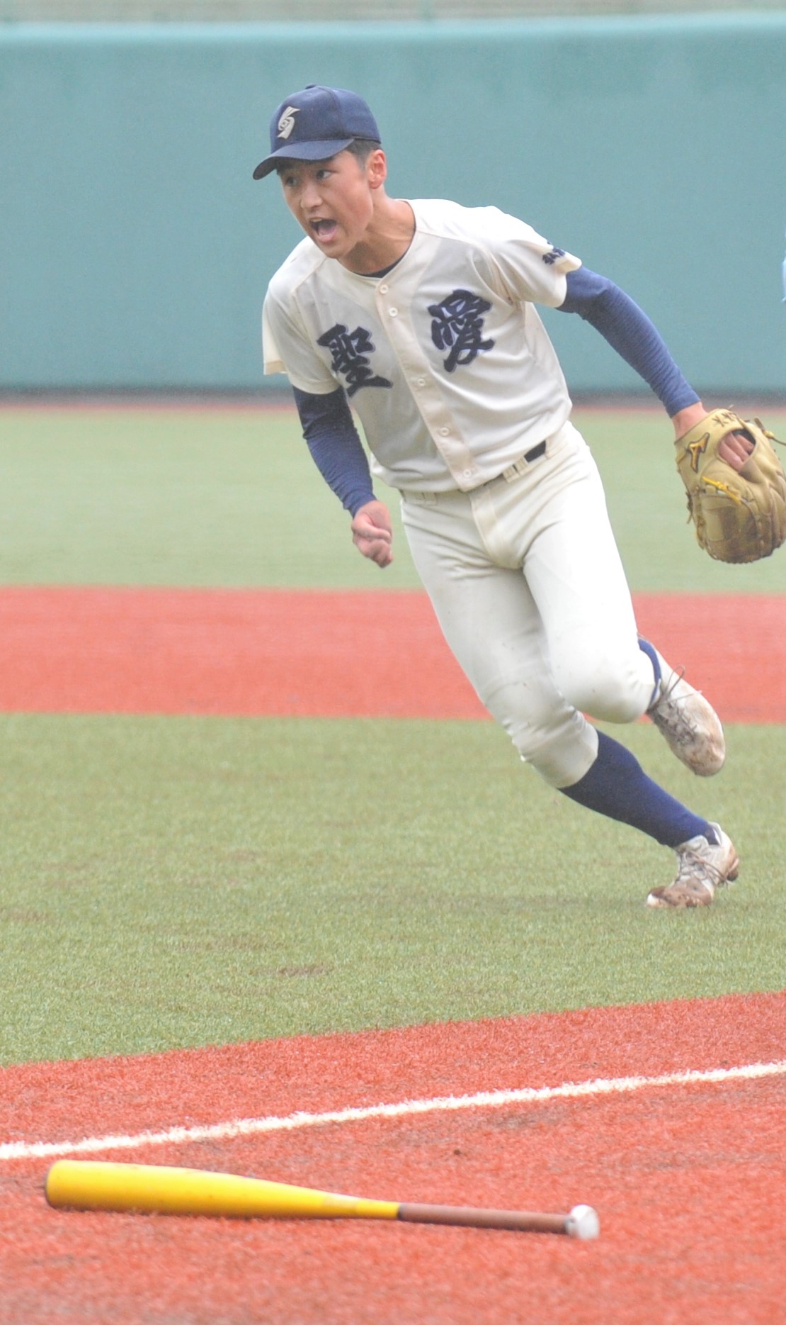 学法石川対弘前学院聖愛　7回を3者凡退に打ち取り、雄たけびを上げる弘前学院聖愛・津川（撮影・佐藤究）