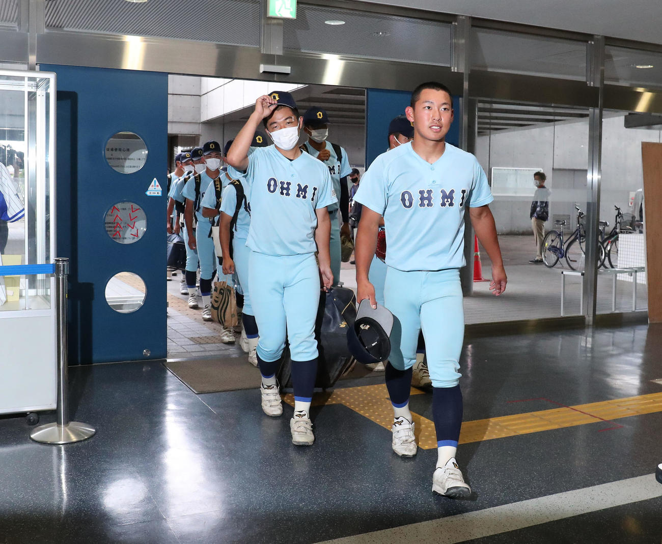 練習試合近江対京都国際　主将の山田陽翔（右）を先頭に球場入りする近江ナイン（撮影・白石智彦）＝2022年6月8日、マイネットスタジアム皇子山