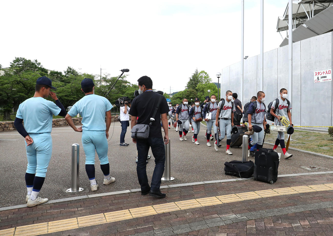 練習試合近江対京都国際　森下瑠大（右）を先頭に球場入りする京都国際ナイン（撮影・白石智彦）＝2022年6月8日、マイネットスタジアム皇子山