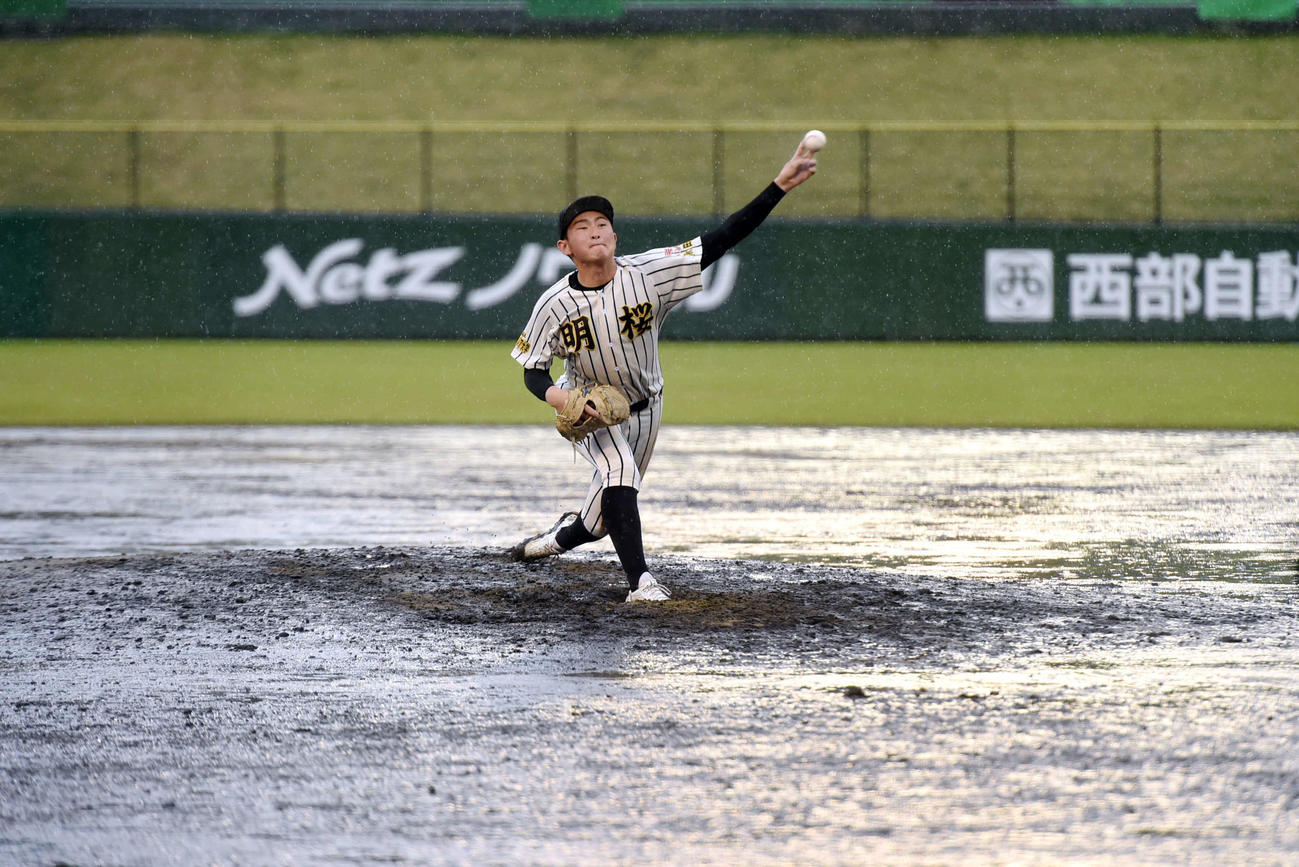 ノースアジア大明桜対青森山田　4回裏青森山田無死、降雨の中で粘投するノースアジア大明桜・野中（撮影・相沢孔志）