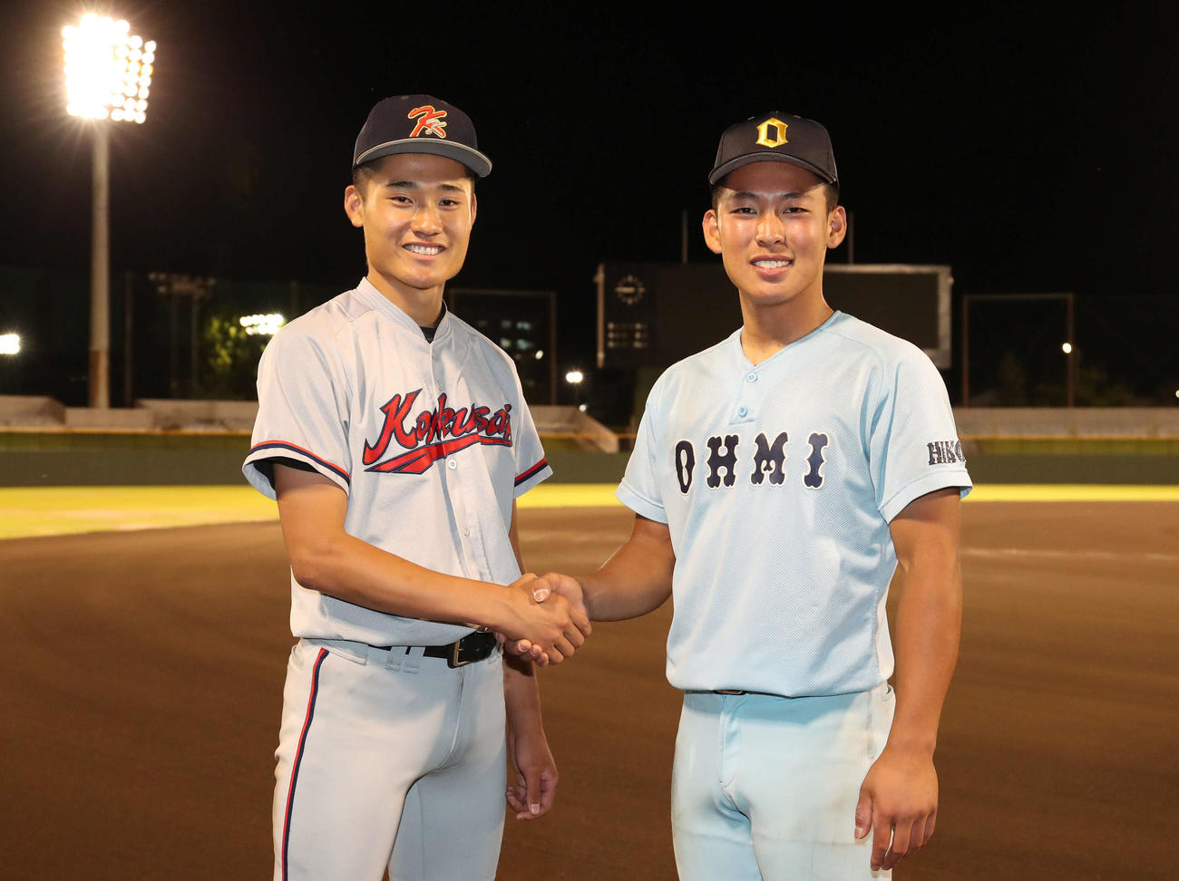 練習試合後、笑顔で握手を交わす京都国際・森下（左）と近江・山田（撮影・白石智彦）