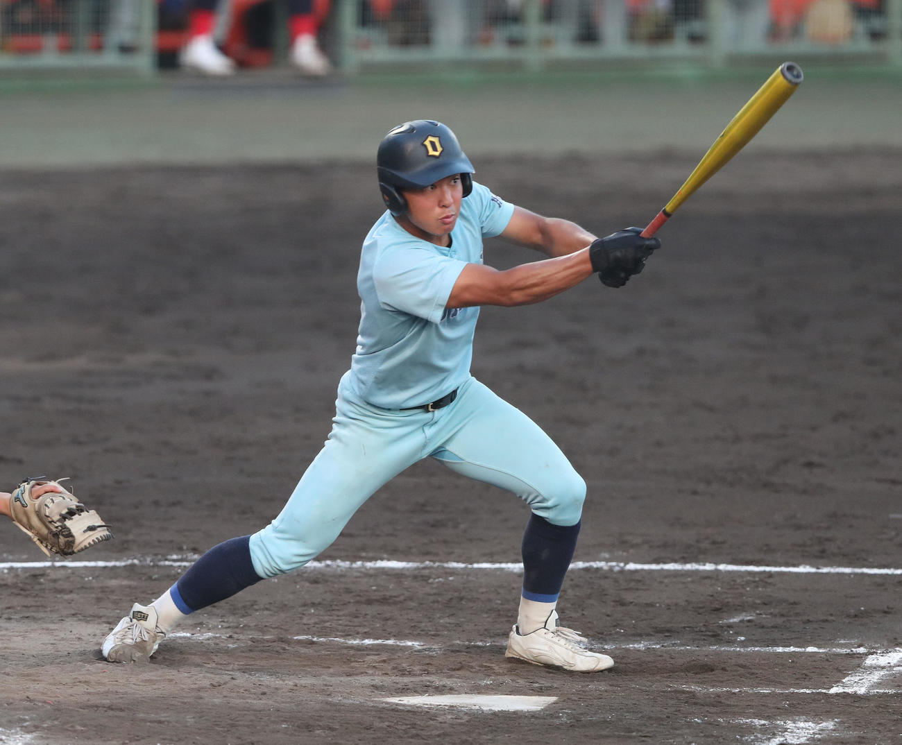 練習試合京都国際対近江　4回裏近江無死、山田は右前打を放つ（撮影・白石智彦）