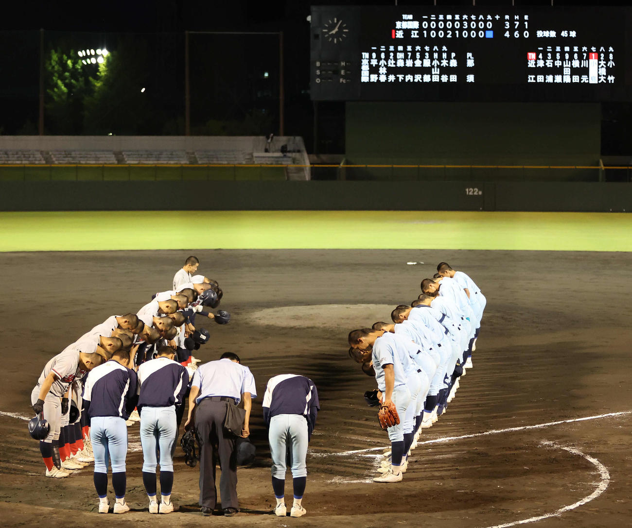 練習試合を終え、一礼する京都国際（左）、近江の両ナイン（撮影・白石智彦）