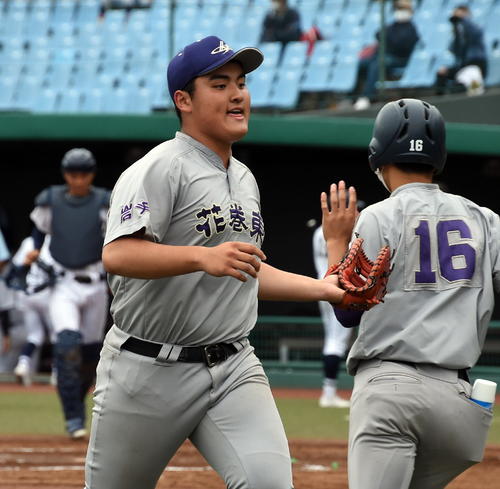 東北対花巻東　4回裏表東北2死三塁、ピンチを切り抜けて明るい表情でベンチに引き揚げる佐々木麟（撮影・山田愛斗）