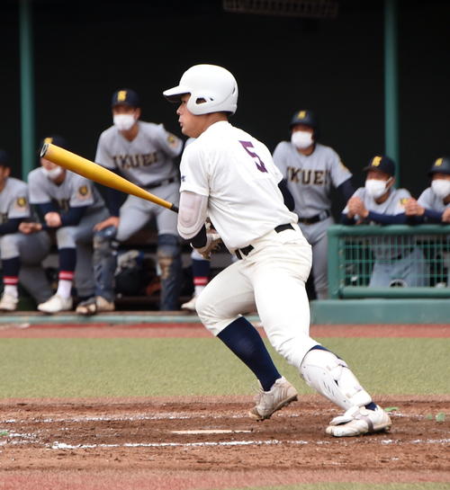 弘前学院聖愛対仙台育英　11回表弘前学院聖愛2死二塁、決勝打を放つ高木（撮影・山田愛斗）