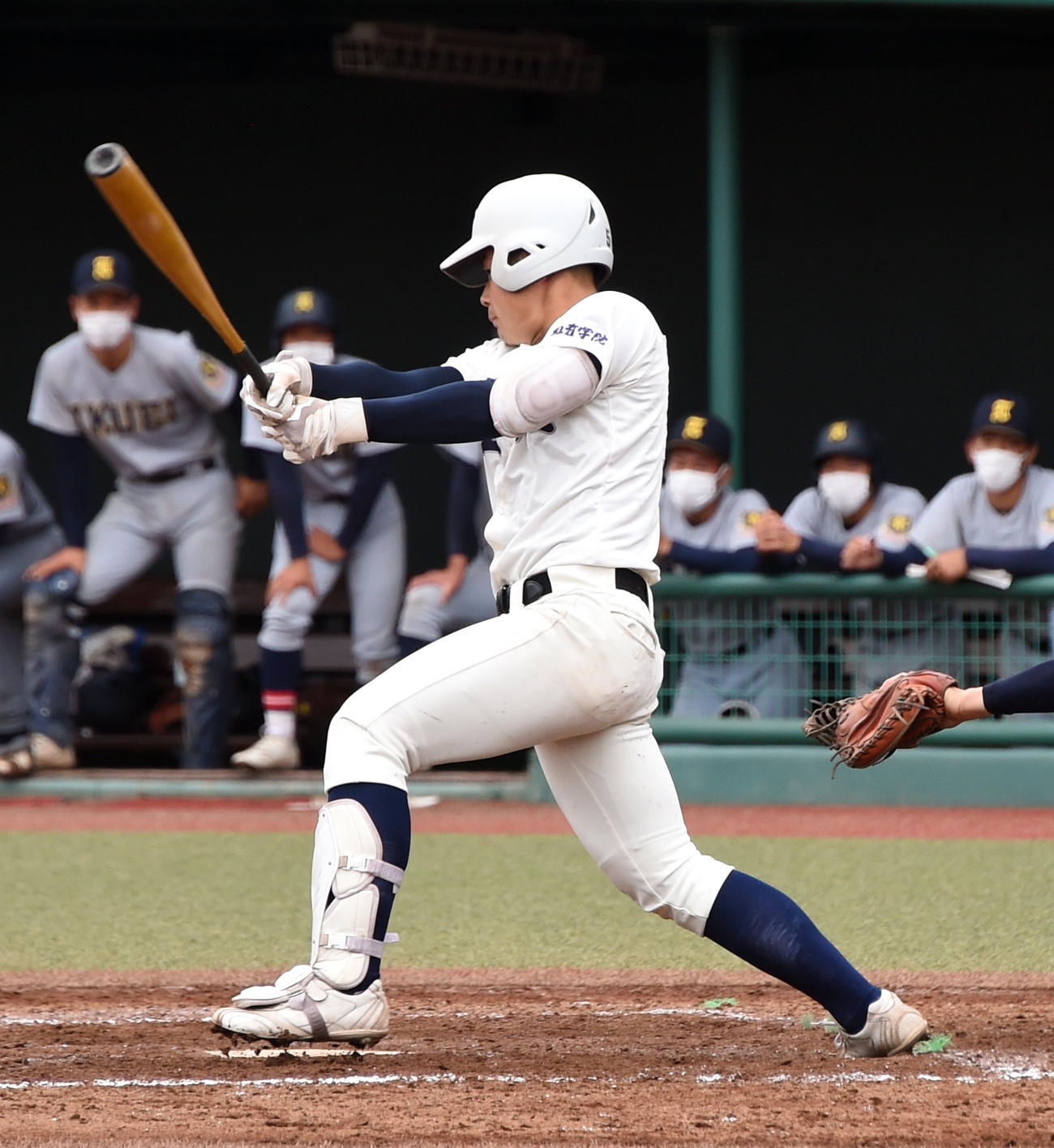 弘前学院聖愛対仙台育英　11回表弘前学院聖愛2死二塁、決勝打を放つ高木（撮影・山田愛斗）
