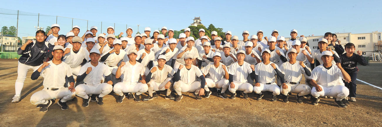 ガッツポーズを決める掛川西の選手ら