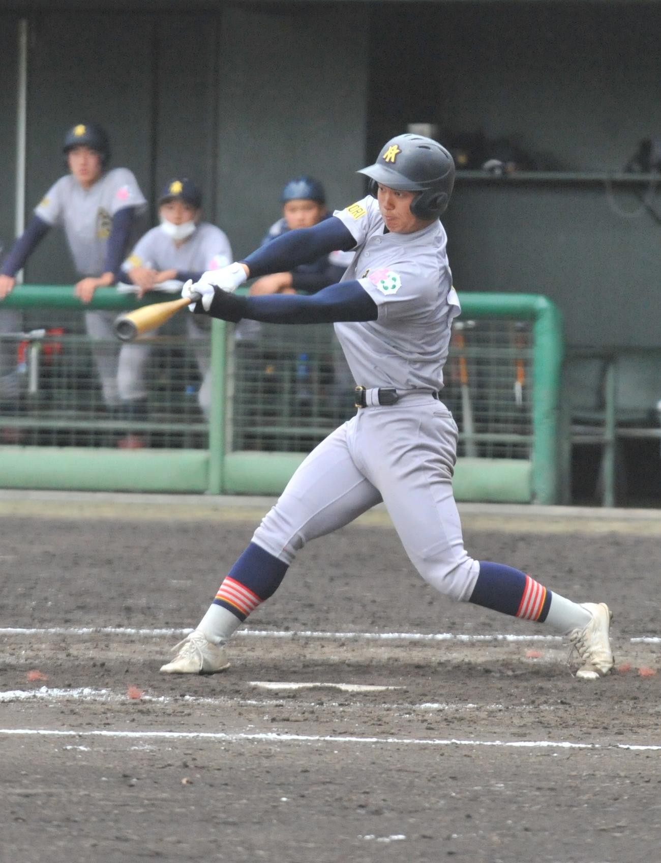 青森山田対ノースアジア大明桜　13回表青森山田2死二、三塁、勝ち越し2点適時二塁打を放つ森川（撮影・佐藤究）