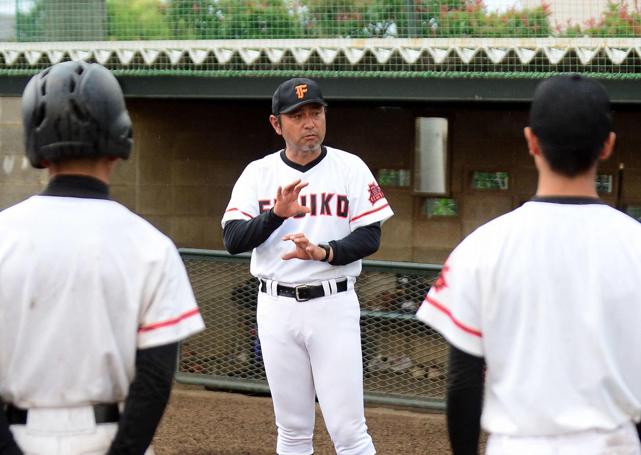 練習後、選手に語りかける富士・稲木監督
