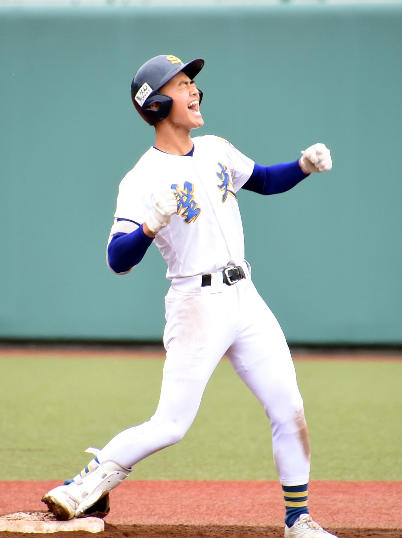 9回、右中間へサヨナラ2点適時二塁打を放ち塁上で雄たけびを上げる安田（撮影・山田愛斗）