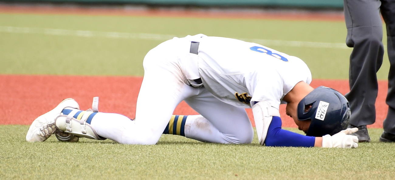 9回、右中間へサヨナラ2点適時二塁打を放ち、うれしさのあまり泣き崩れる安田（撮影・山田愛斗）