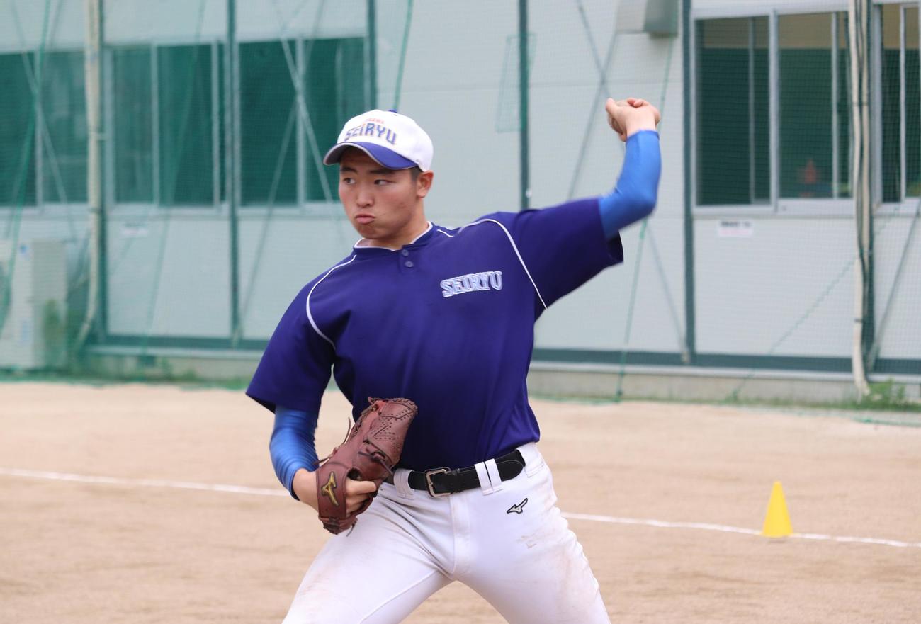投球練習を行う、最速135キロ左腕の藤沢清流エース・木島直哉投手（撮影・阿部泰斉）