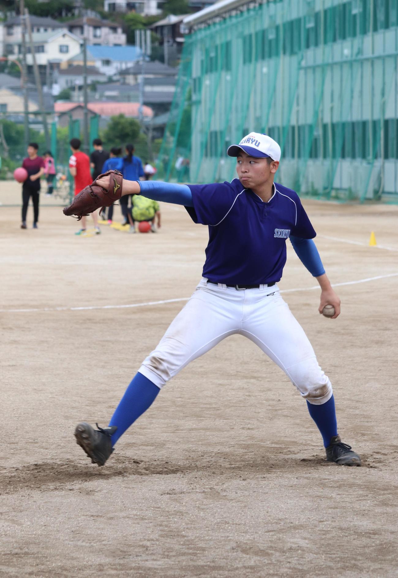 投球練習を行う、最速135キロ左腕の藤沢清流エース・木島直哉投手（撮影・阿部泰斉）