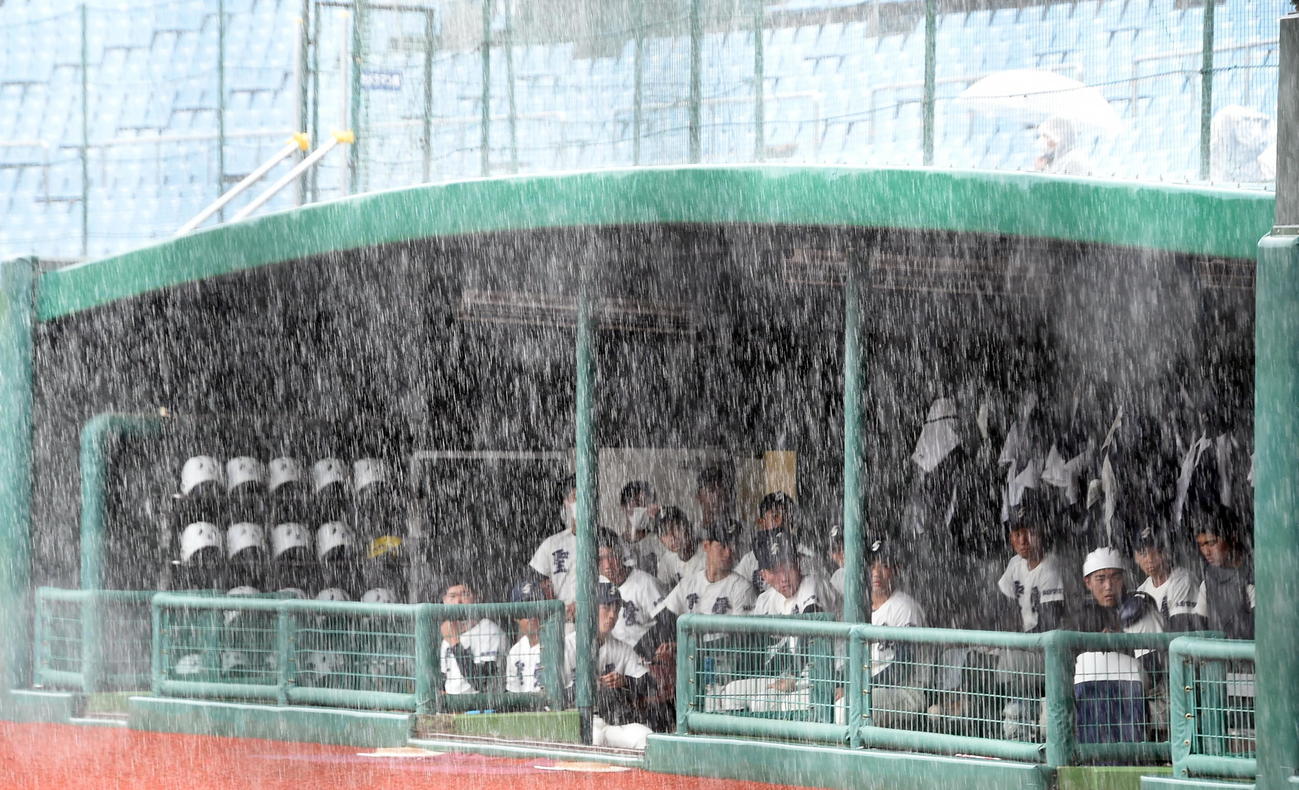 聖光学院対弘前学院聖愛　大雨で試合開始が大幅に遅れプレーボールを待つ弘前学院聖愛ナイン（撮影・山田愛斗）