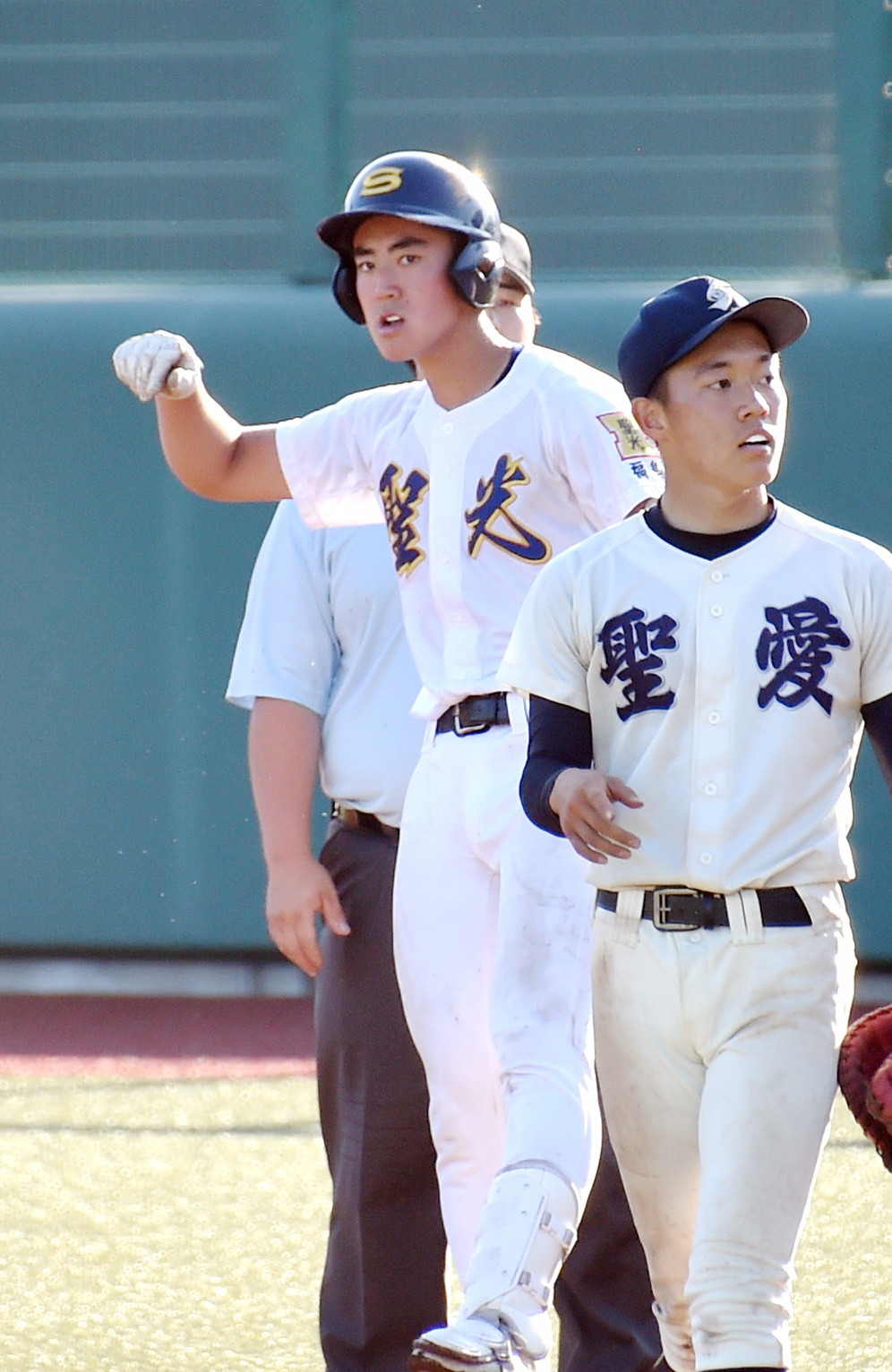聖光学院対弘前学院聖愛　12回表聖光学院2死一、二塁、決勝打を放ちガッツポーズする狩野（撮影・山田愛斗）
