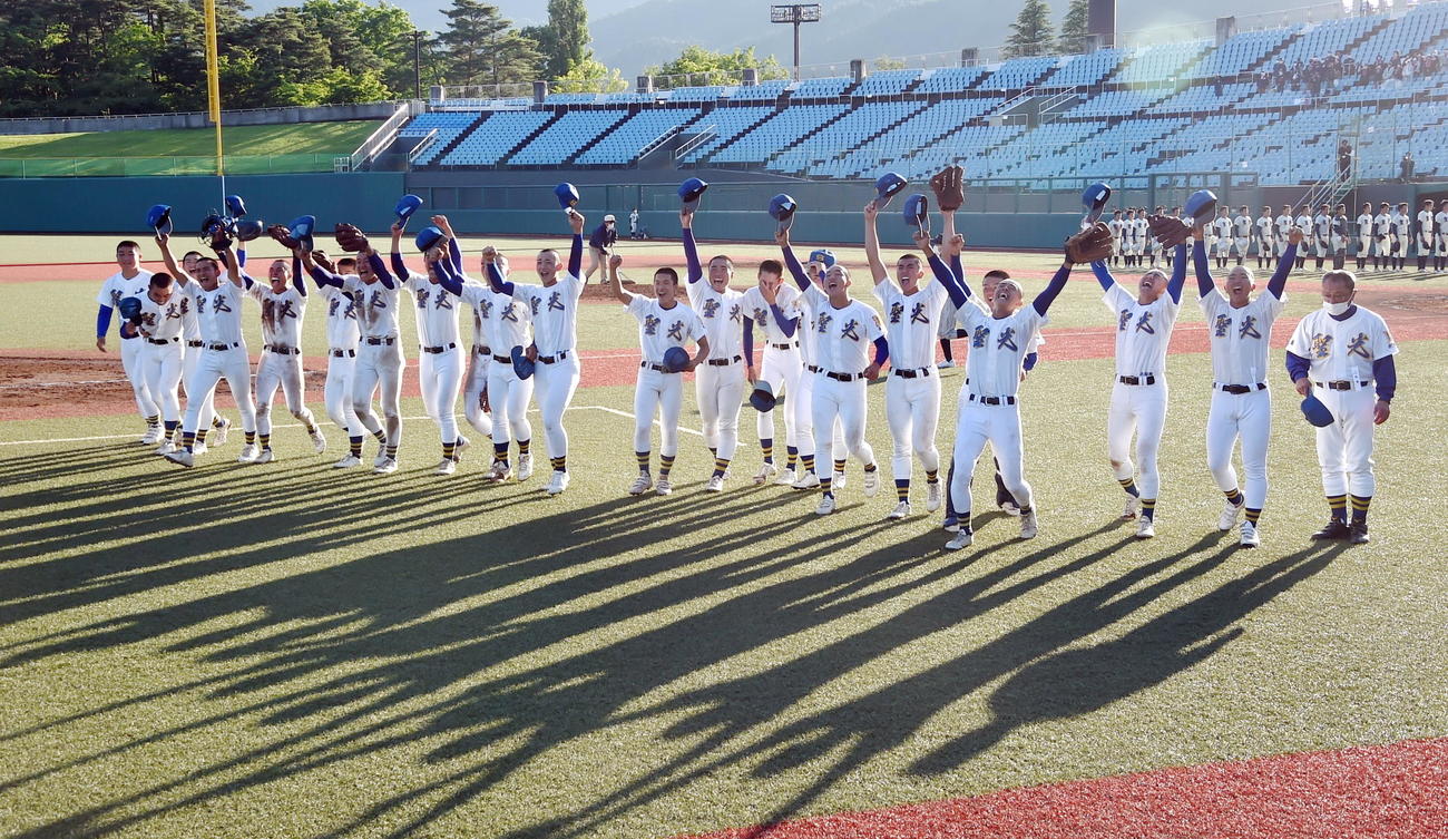 聖光学院対弘前学院聖愛　決勝進出して歓喜の聖光学院ナイン（撮影・山田愛斗）
