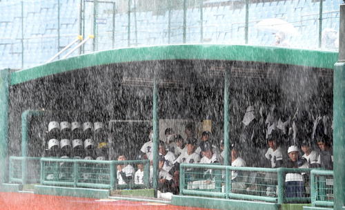 聖光学院対弘前学院聖愛　大雨で試合開始が大幅に遅れプレーボールを待つ弘前学院聖愛ナイン（撮影・山田愛斗）