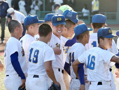 聖光学院対弘前学院聖愛　試合に勝利し笑顔の聖光学院・狩野（中央）（撮影・山田愛斗）