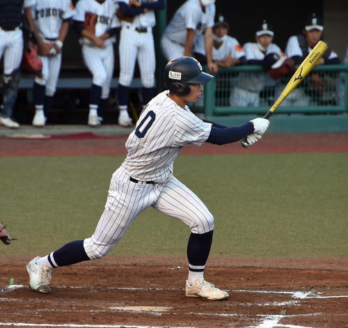 東北対青森山田　1回表東北2死一、三塁、先制打を放つハッブス（撮影・山田愛斗）