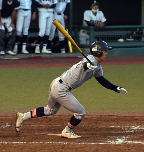 東北対青森山田　3回裏青森山田1死二、三塁、適時打を放つ森川（撮影・山田愛斗）