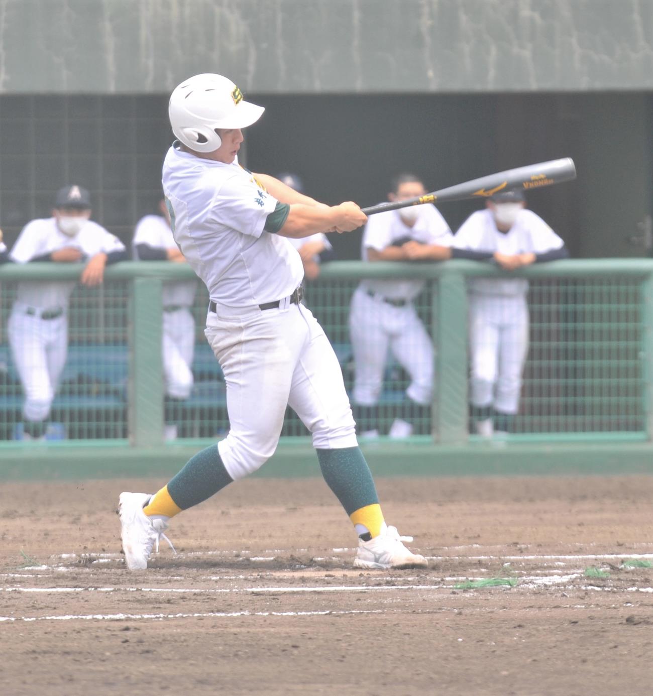 専大北上対秋田　2安打2打点の活躍をみせた専大北上・高橋飛（撮影・佐藤究）