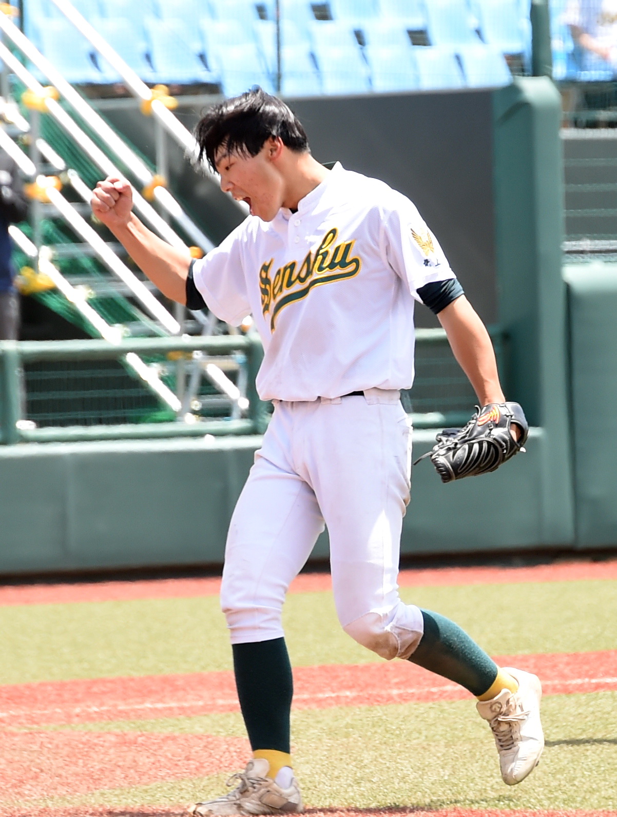 専大北上対能代　9回裏能代2死一、二塁、最後の打者を投ゴロに打ち取りガッツポーズする専大北上・岡本（撮影・山田愛斗）