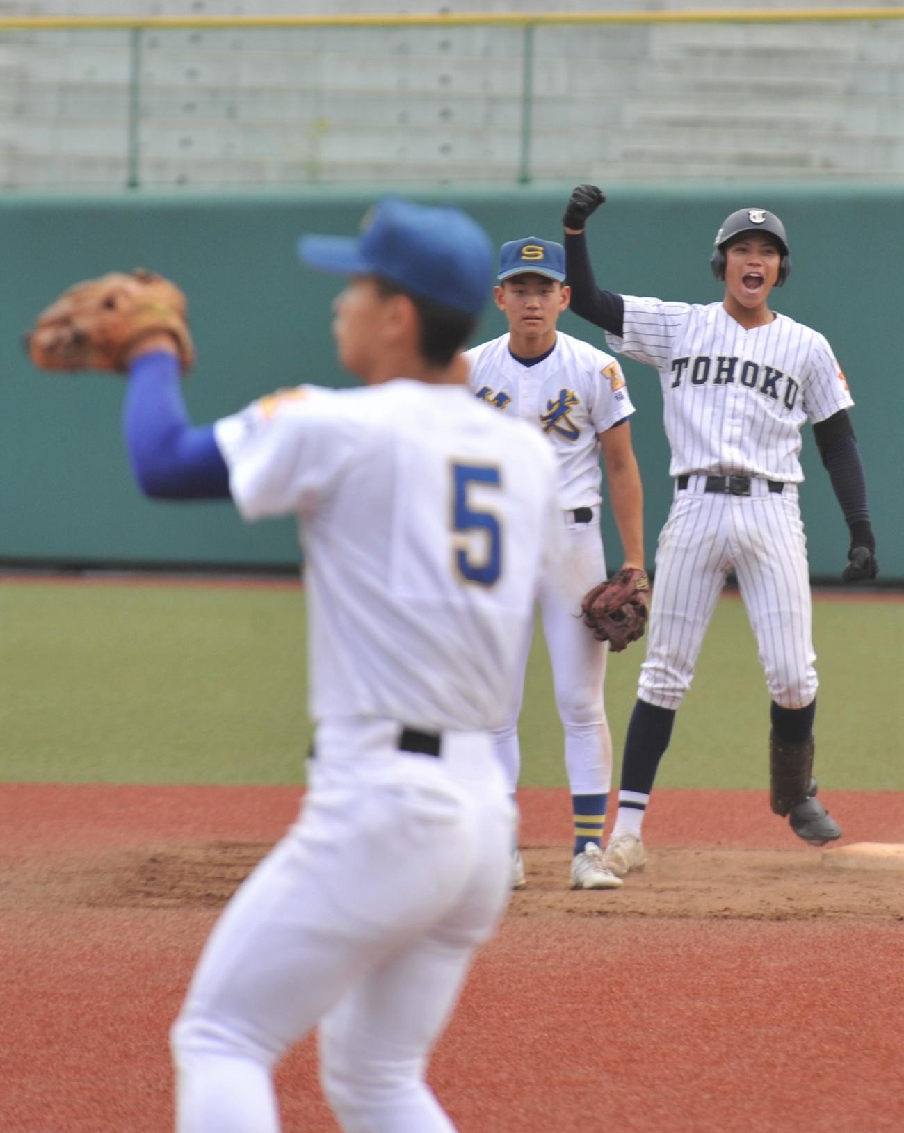 東北対聖光学院　5回表東北2死満塁、2点適時二塁打を放ち、ガッツポーズする伊藤（右）（撮影・佐藤究）