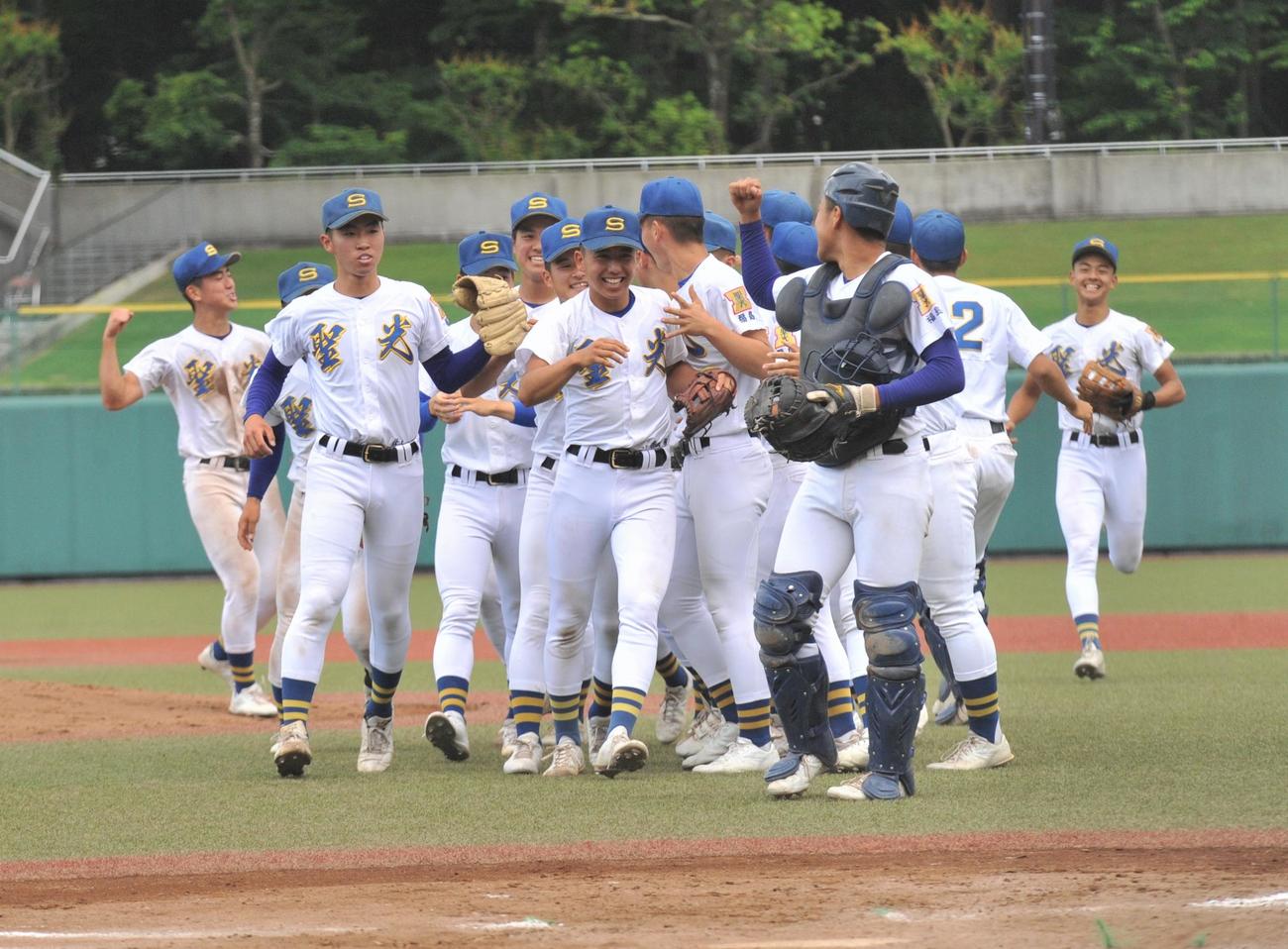 東北対聖光学院　試合に勝利し、笑顔を見せる聖光学院ナイン（撮影・佐藤究）