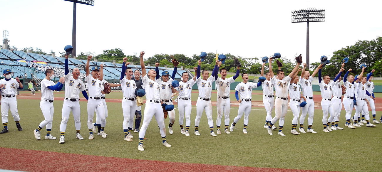 東北対聖光学院　4年ぶり4度目の優勝を果たした聖光学院ナイン（撮影・山田愛斗）