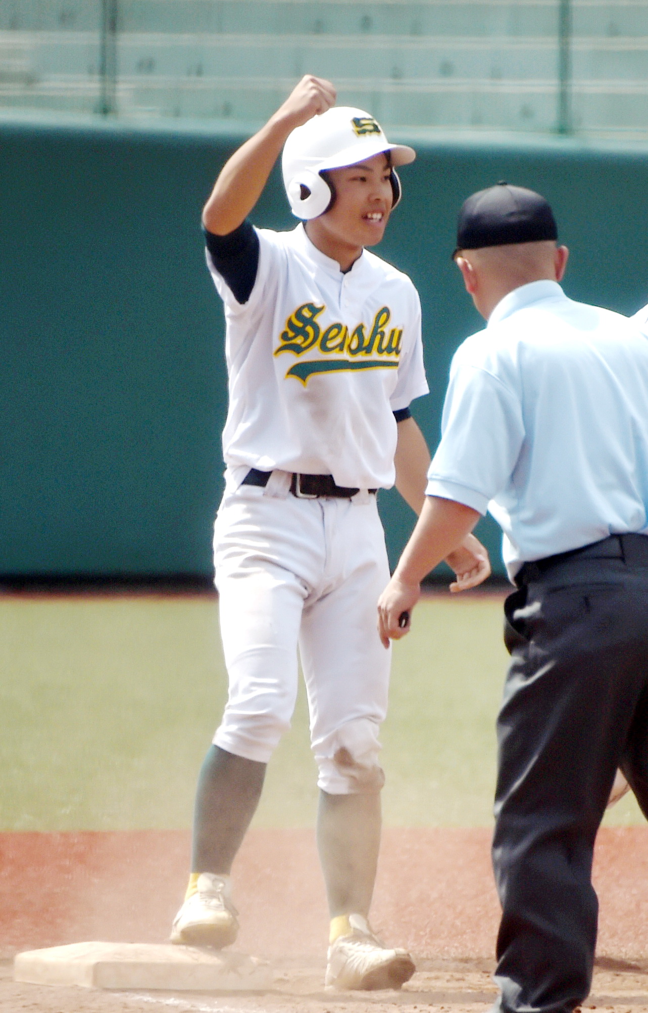 専大北上対能代　3回表専大北上1死二塁、同点三塁打を放ちガッツポーズする岡本（撮影・山田愛斗）