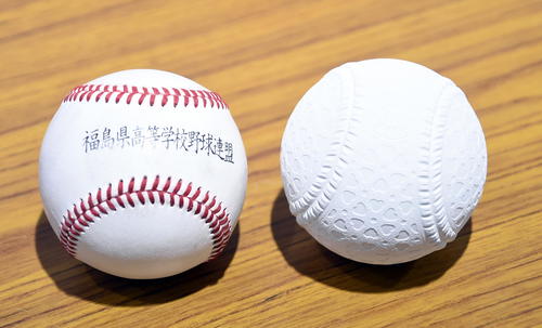 専大北上対能代　東北大会で使われている硬式球（左）と軟式球（撮影・山田愛斗）