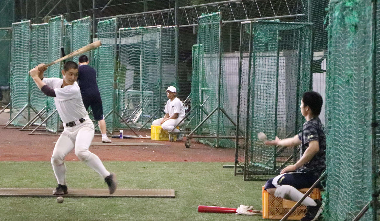自主練習でトスバッティングに励む国士館の選手たち