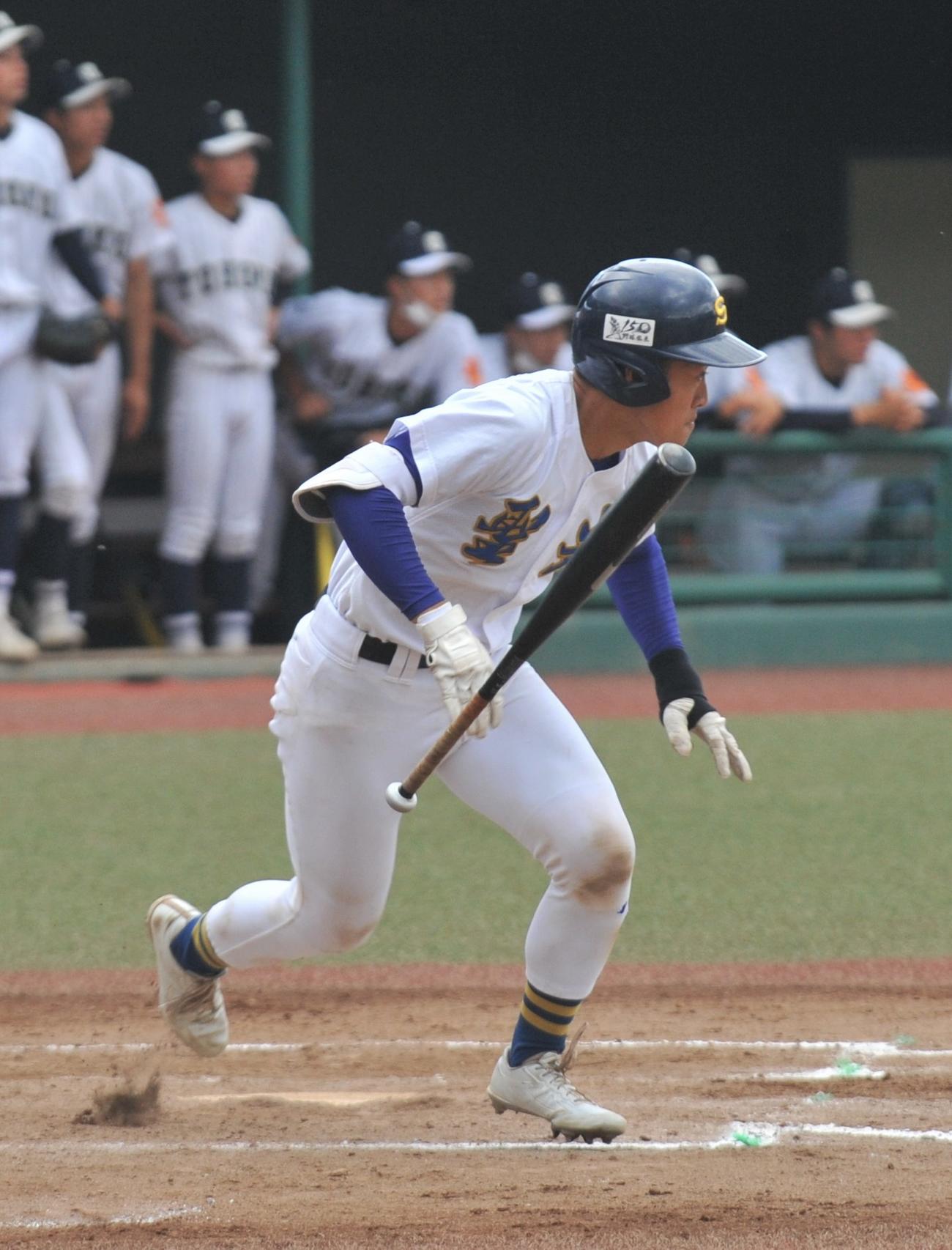 7回裏聖光学院2死二塁、勝ち越し適時打を放つ山浅（撮影・佐藤究）